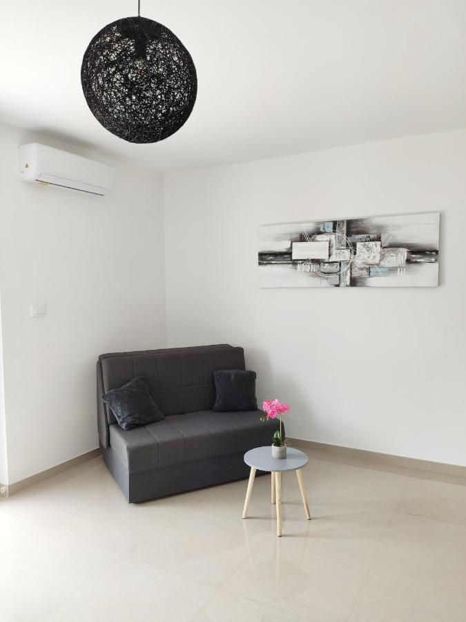 White Studio Apartman Pula Eksteriør billede