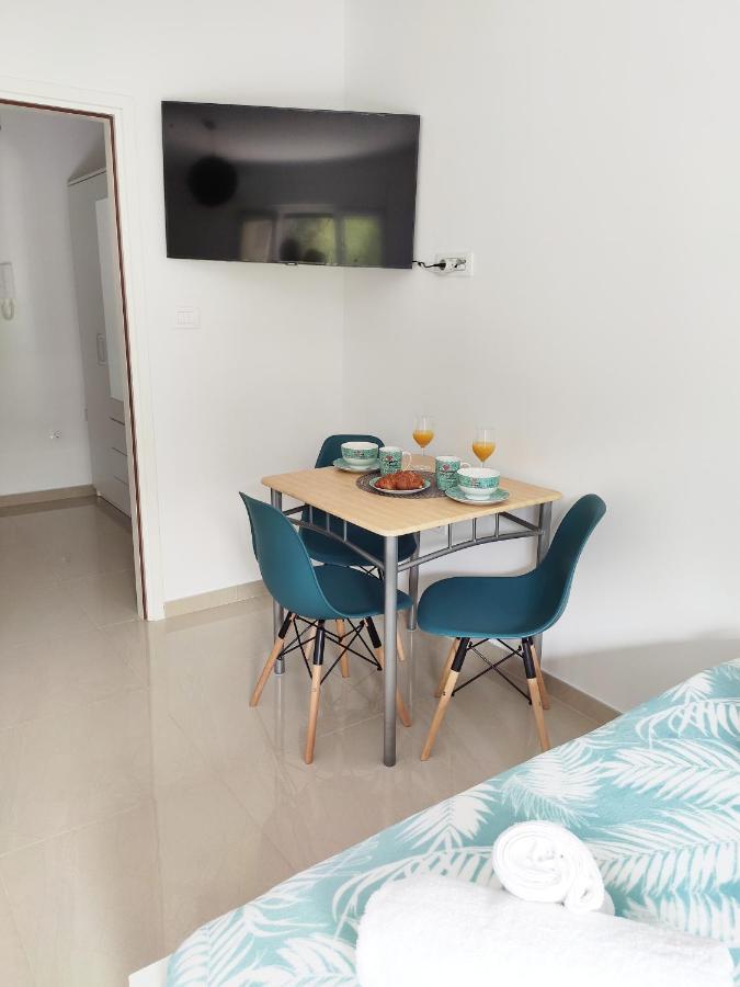White Studio Apartman Pula Eksteriør billede